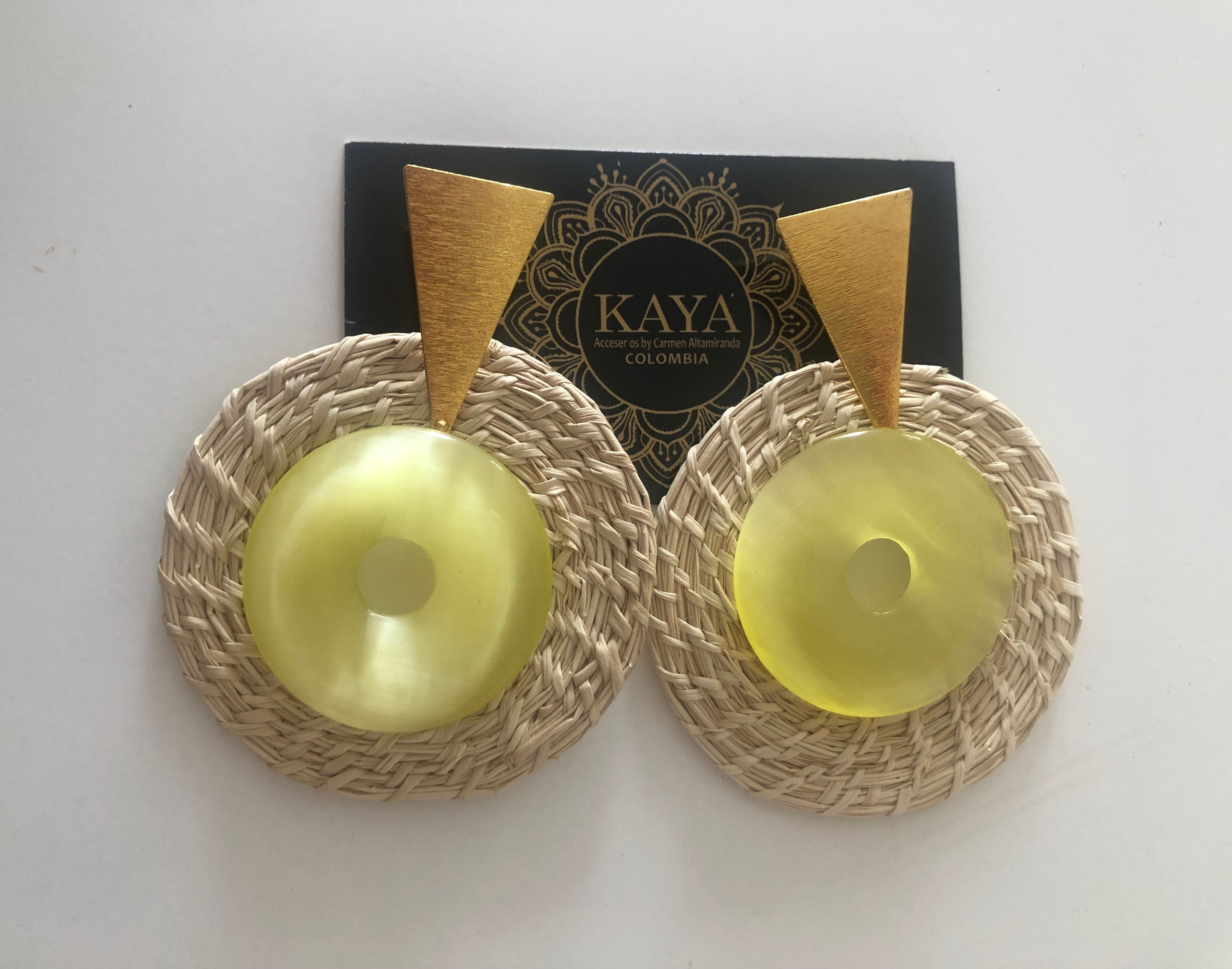 Aretes en palma de iraca con centro hueco