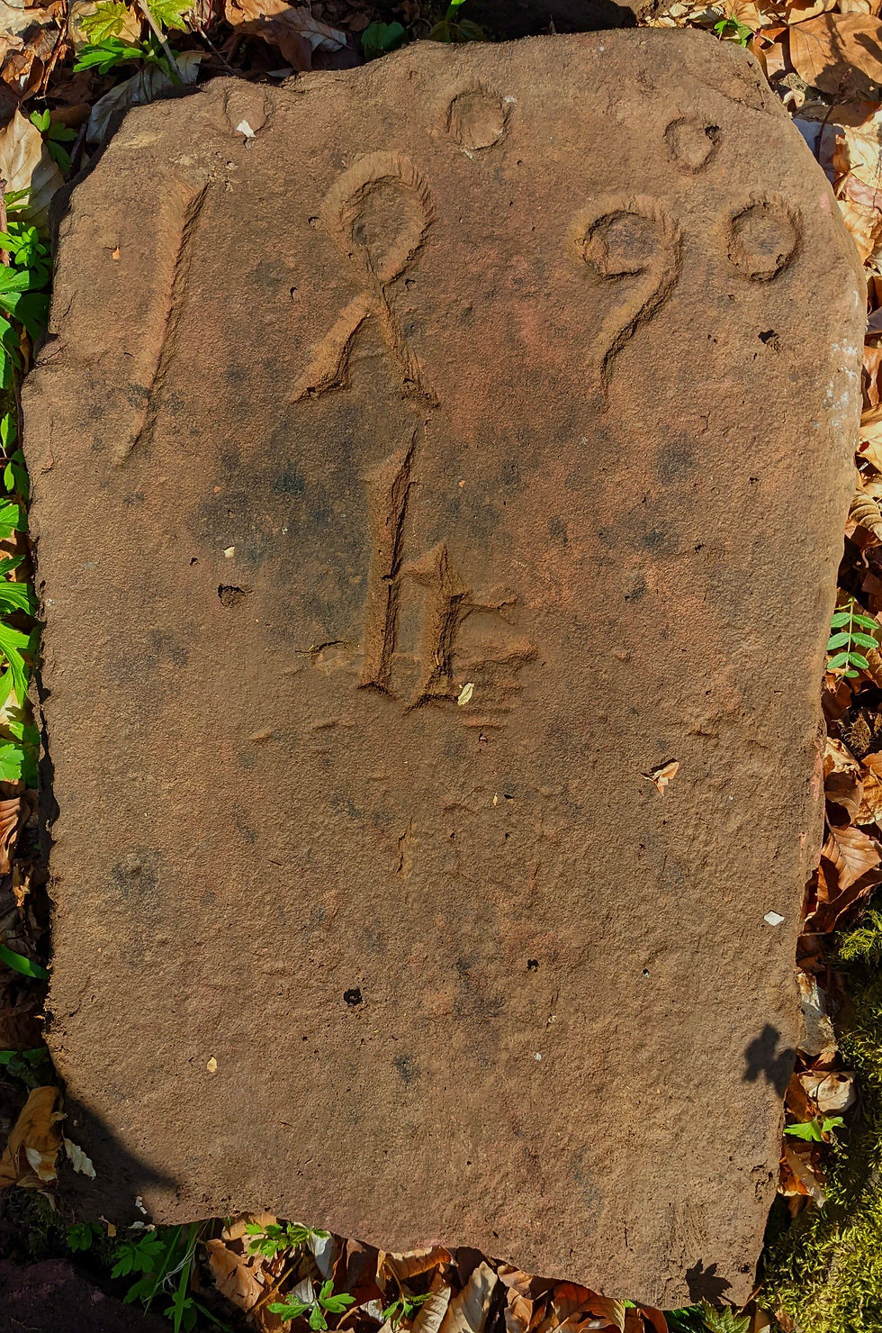 Bruchstück eines der Steine aus dem Jahr 1490, die das Henkerslehen begrenzten.