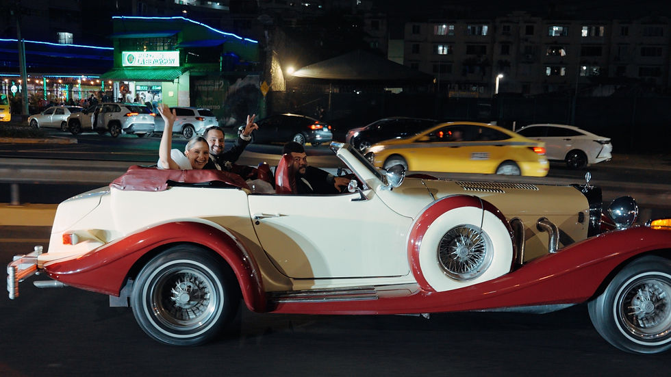 recien casados en auto por la ciudad de panama