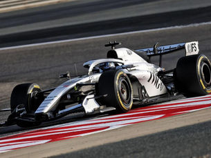 El Cadillac blanco y negro debutó en pista en Bahréin con Checo Pérez al volante