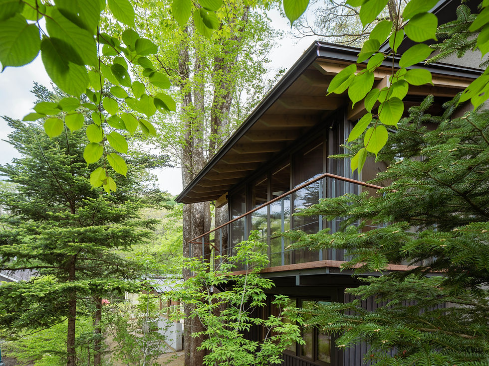 新緑を一望するサロン