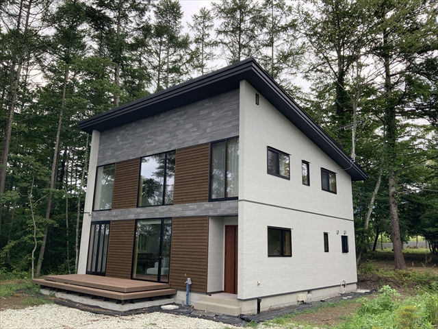 重厚な石張りの片流れ外観