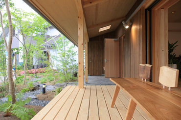 庭を楽しむデッキテラス