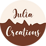 Logo haute qualité HQ HD Julia Creations, un site de bijoux uniquees faits à la main dans le sud de la france. Julia écrit en marron sur un fond beige, et Creations écrit en beige sur un fond marron. Le tout écrit dans une police d'écriture moderne et raffinée, dans un cercle.
