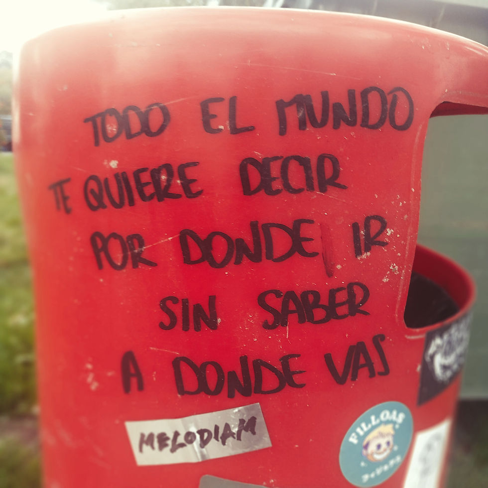 Si el recurrente acumula indebidamente acciones, no cabe inadmitir el recurso contencioso-administrativo sino que hay que darle la opción de que las interponga separadamente (STS 17/12/2025)