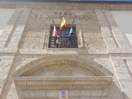 La petición de revisión de oficio de un acto de un Ayuntamiento hecha por una Comunidad Autónoma que no sea interesada supone el ejercicio de una potestad administrativa que debe atribuirse por Ley