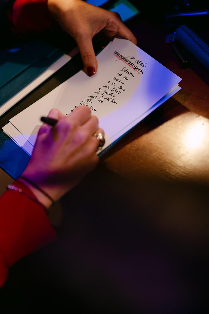 Le parole che battono l'IA: il fascino unico della scrittura a mano LIVE