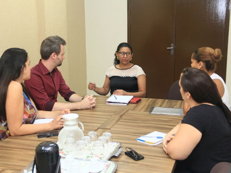 Vereador discute projetos na Secretaria de Educação, incluindo primeiros socorros nas escolas