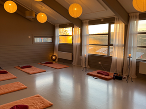 Ferdig oppusset yogasal hos PRANA Studio i Fredrikstad – varme jordtoner, rispapirlamper og høy takhøyde