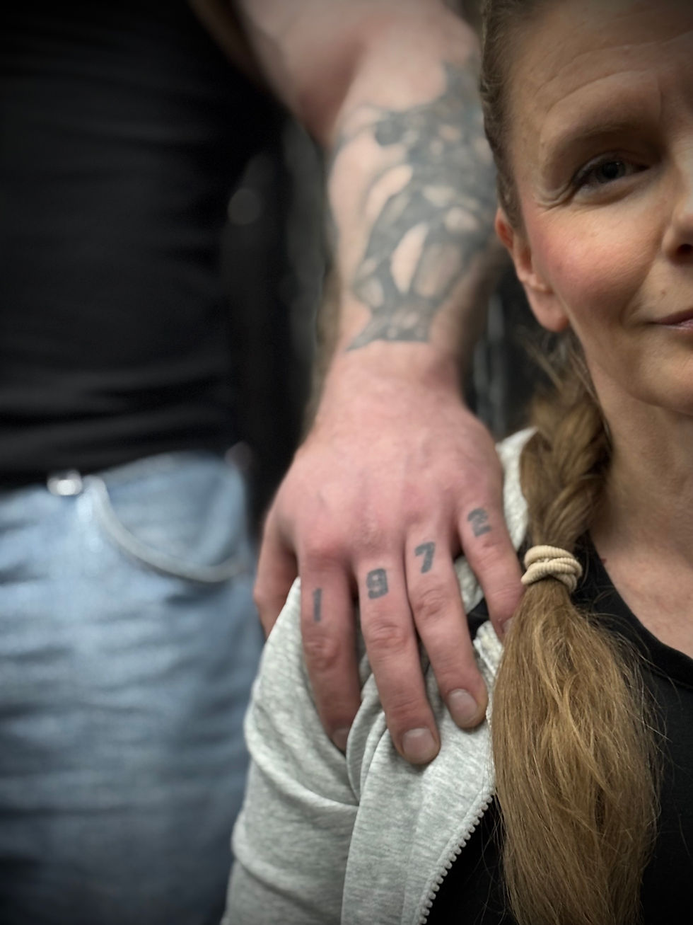 Kaikuluodon perustaja ja hänen poikansa käsi kuvastavat läheisen kokemusta päihdeongelman keskellä.