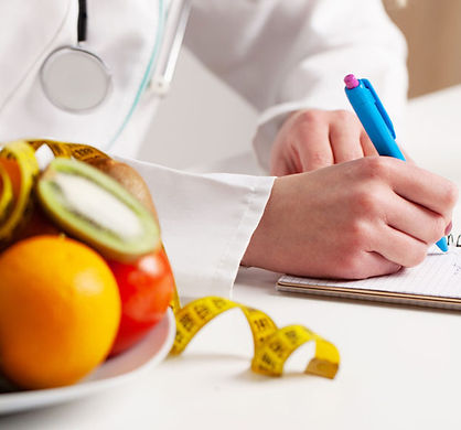 nutritionist-prepares-diet-plan-overweight-woman-1024x576.jpg