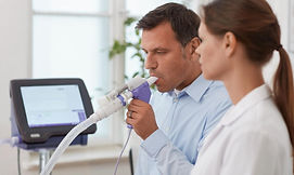 Paciente-hombre-con-doctor-mujer-realizando-una-espirometria-basal.jpg