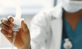 Doctora-con-un-nebulizador-en-la-mano-Portada-de-articulo-para-que-sirven-los-nebulizadore