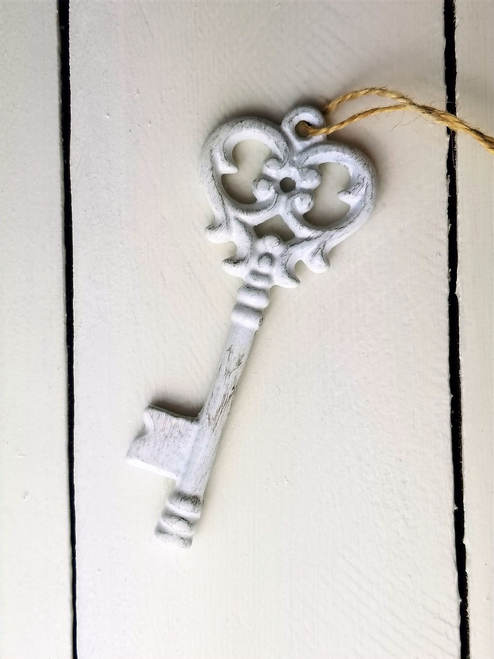 white-key-burlap-white-wood