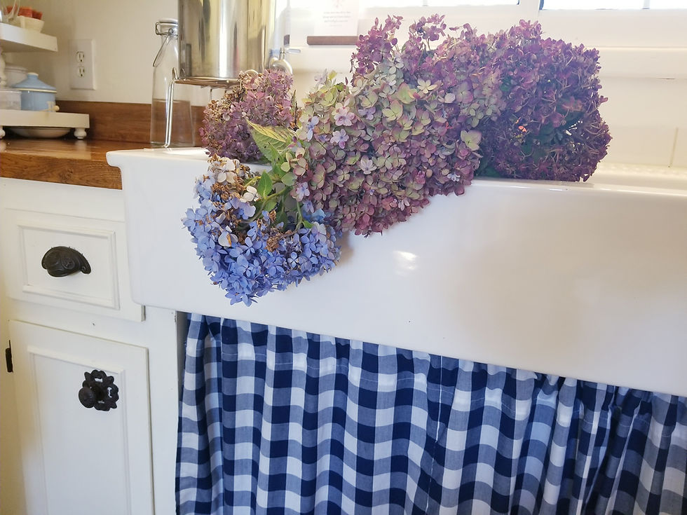 farmhouse-sink-hydrangea-checkered-curtain