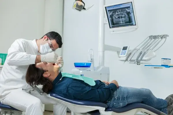un dentiste au portugal et un patient sur son fauteuil.jpg