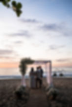 cerimônia de casamento a dois na praia, no amanhecer, um típico elopement wedding