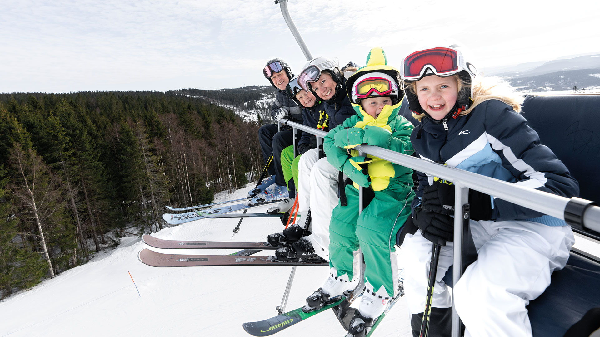 Familie i skiheis