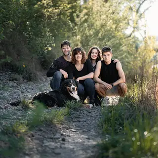 Familie mit Hund beim natürlichen Fotoshooting im Aargau