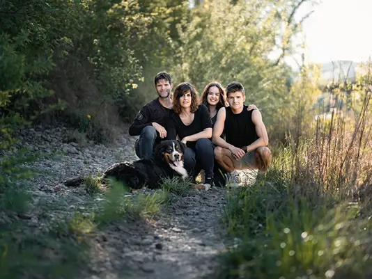 Familie mit Hund beim natürlichen Fotoshooting im Aargau