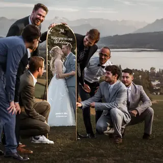 Hochzeitspaar im Spiegel vor dem Halwielersee.