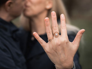 Nebel & Liebe: Ein Winterliches Save the Date Fotoshooting. 