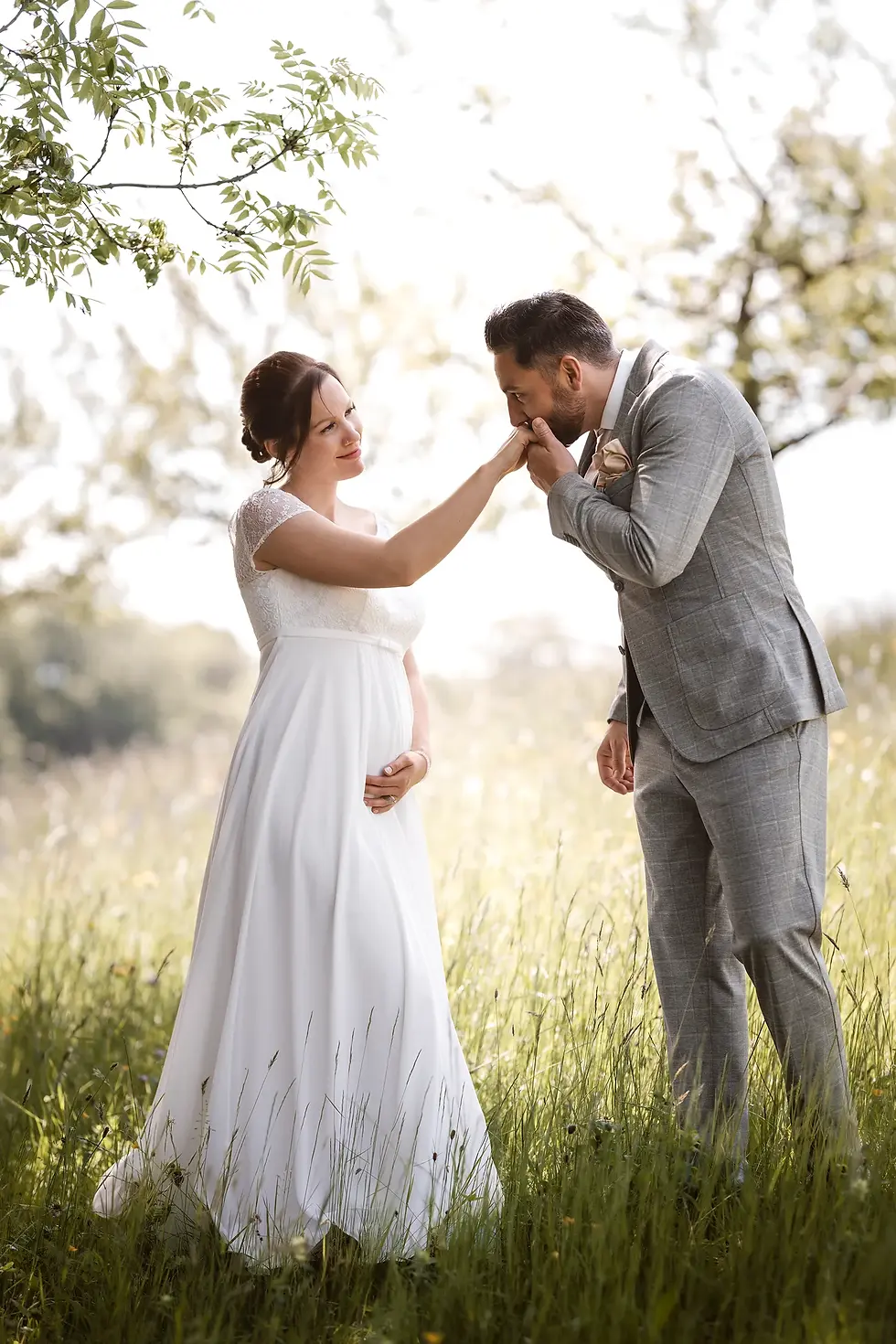 Hochzeitspaar vor Holztür im Schloss Liebegg