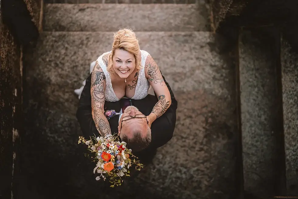 ochzeitsreportage einer Sommerhochzeit in Aarau mit ziviler Trauung im Haus zum Schlossgarten, Paarshooting in der Altstadt, Apéro im Les Amis Aarau und Fotobox OAK mit KI Bildern.