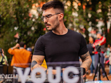 Callil em destaque: A nova força da música eletrônica nacional