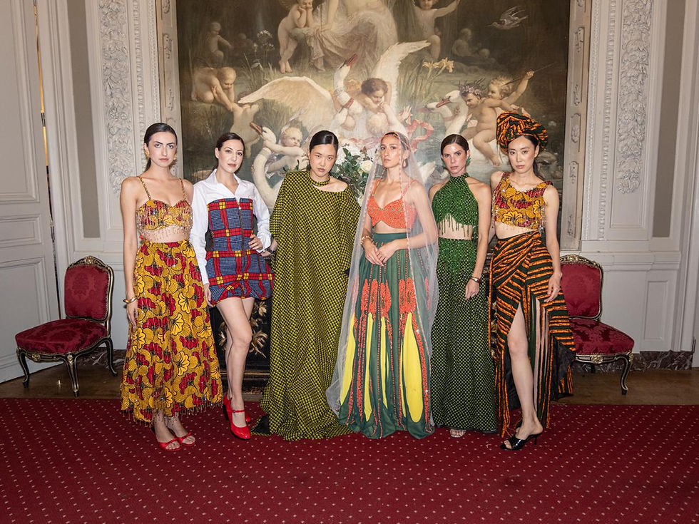 Gêmeas brasileiras Swanmy e Swara Sampaio dividem passarelas de Paris