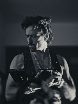 Pioneiro na criação de Fashion Film, artista visual Marcos Cavallaria revela como a arte contribui para uma moda mais autoral e autêntica 