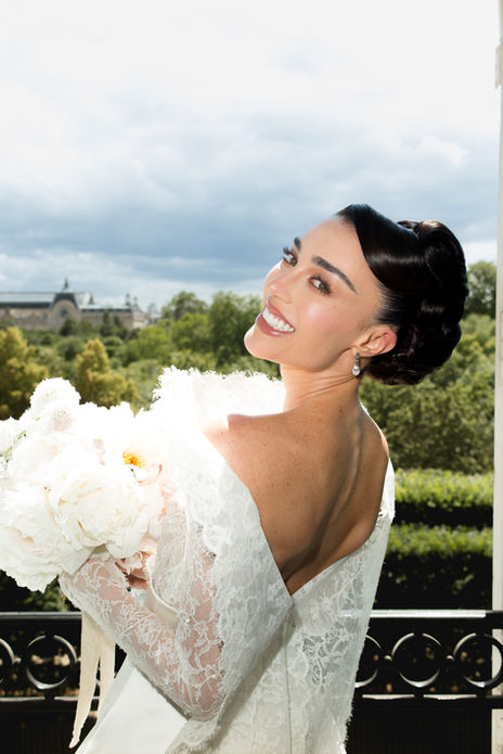 Elisa Zarzur sobe ao altar com vestido exclusivo de alta-costura Dior em Paris