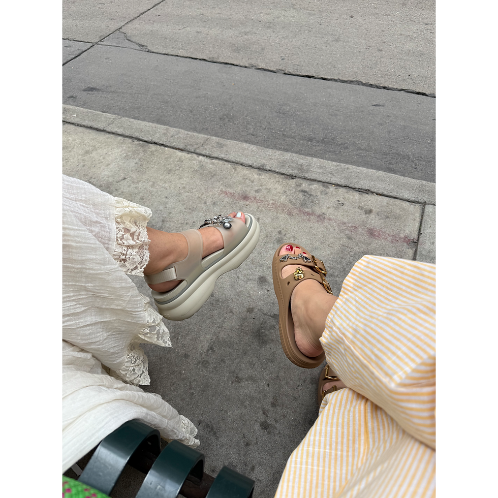 Crocs amplia linha de Sandals com novas cores do modelo Soho e lançamento da Saturday