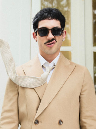 Após estreia em peça em São Paulo, Vittor Fernando escolhe look BOSS para prestigiar namorado na estreia de “Nobreza do Amor”