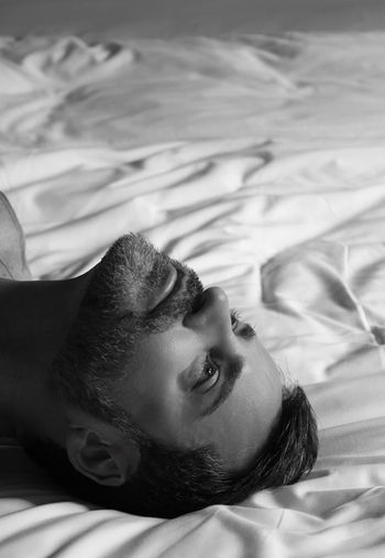 Monogamia, desejo e o terceiro que nunca desaparece