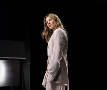 Brilho holográfico da BOSS: Gisele, Lee Min-ho e tributo a Kate Moss na Tower Bridge. Assista!