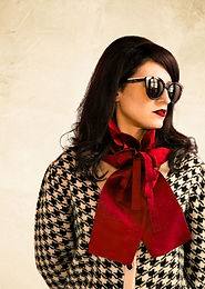 foulard en soie sauvage rouge plissé sur mannequin, boutique CathAm à Lyon