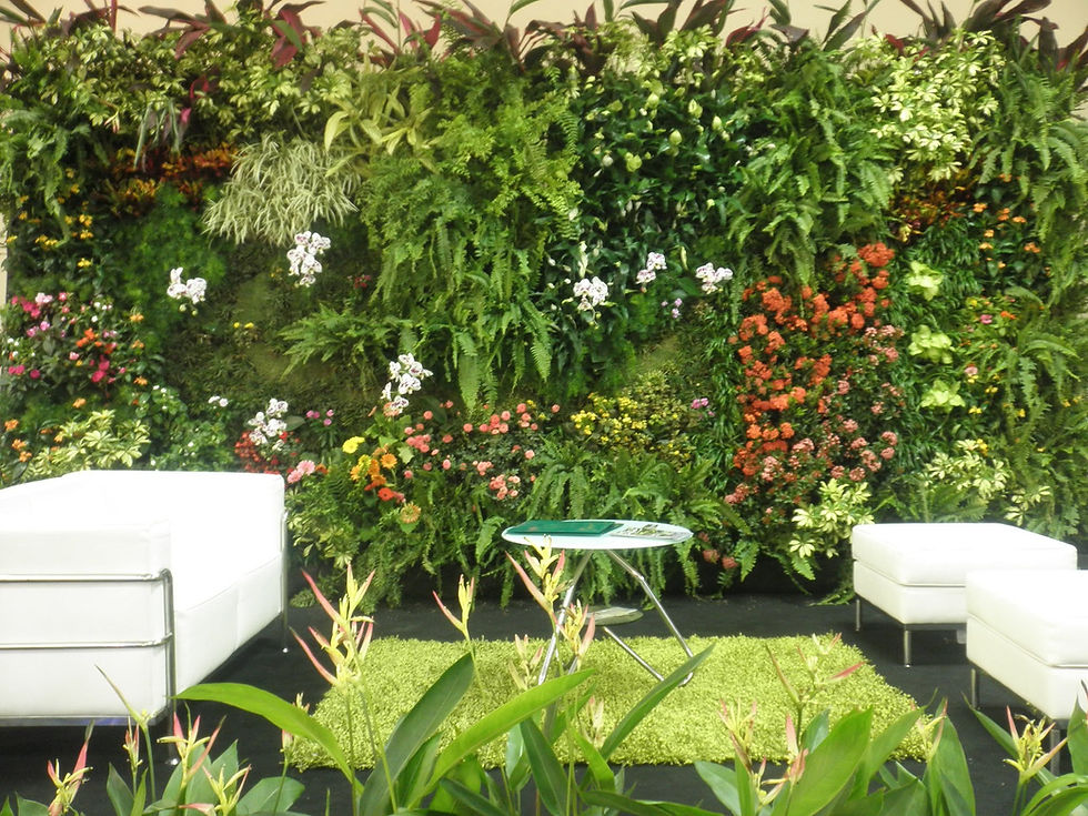 jardín vertical con unas mesas modernas