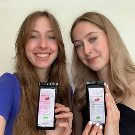 Foto von Kundinnen Klara und Anna mit den Tees von Beerentanz