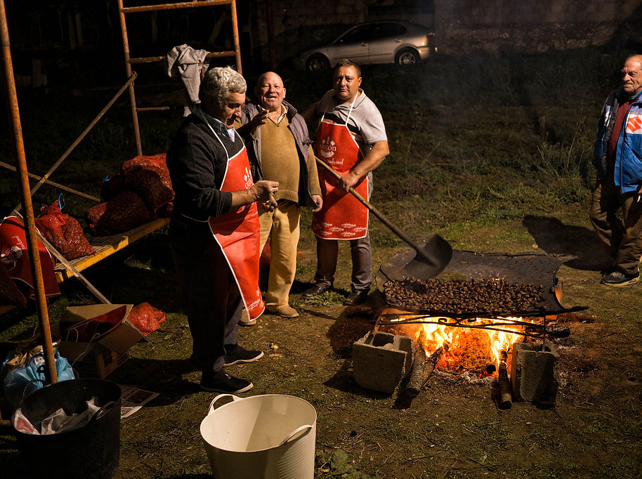 Celebrando el magosto en Pesqueiras, parroquia de Salvaterra de Miño (Pontevedra) Fiesta en la que se asan castañas y se degusta el nuevo vino del año así como los peros cocidos en vino.