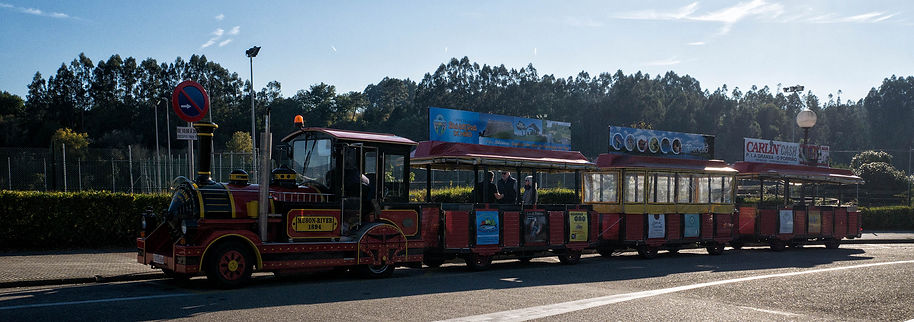 Desde Salvaterra de Miño (Pontevedra) y de la mano de Salvaturismo Galicia podremos dar un paseo en este Tren Turístico cruzando hasta la vecina Monçao ya en Portugal... Fotos de Photoperiplo.