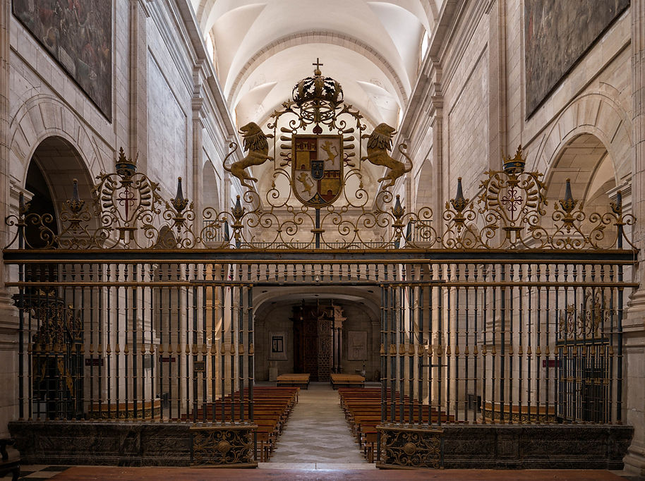 Vista general desde el altar de la iglesia del Monasterio de Uclés (Cuenca), en primer plano la reja. Fotografia de Photoperiplo...