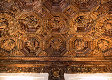 Imponente artesonado el del refectorio del Monasterio de Uclés (Cuenca) hecho con pino melis. Photoperiplo estuvo allí fotografiándolo ...