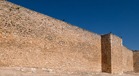 Símbolo de poderío era rematar los exteriores de las murallas con mineral de hierro. Mucho hierro era signo de muchas armas y aí es en el Castillo de Uclés (Cuenca). Mira estas fotos de Photoperiplo...