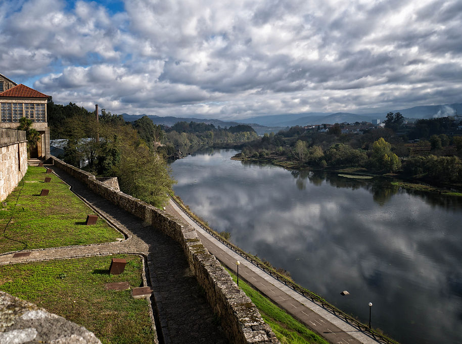 Vistas desde el Castillo de Dª Urraca de Salvaterra de Miño en Pontevedra (Galicia) España, es un jardín que se asoma al río Miño. Photoperiplo, que nos encanta viajar para fotografiar estuvo allí en otoño.