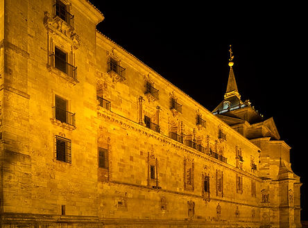 Fachada plateresca del Monasterio de Uclés (Cuenca). Photoperiplo aprovechó la interesante iluminación nocturna jugando con sus sombras.