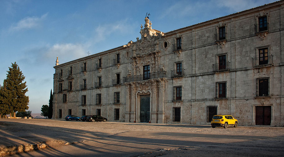 Con los primeros rayos de sol se destacan los detalles de la fachada principal de estilo churrigueresco atribuida a Pedro de Ribera del Monasterio de Uclés en Cuenca. Photoperiplo estuvo allí, si te gusta viajar para fotografiar este es tu web, nos acompañas?