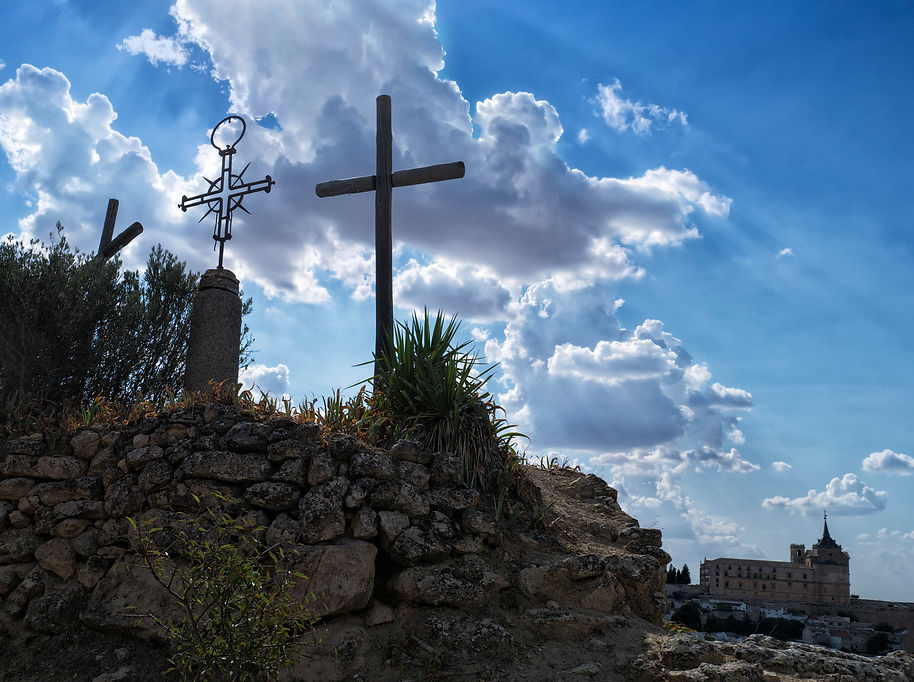 Una vista del Monasterio de Uclés (Cuenca) desde el Sepulcro, excavado en la roca, al que se accede por un Vía Crucis. Fotografía hecha por Photoperiplo.