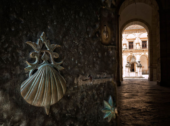 Muchos símbolos son los que evidencian que este Monasterio de Uclés (Cuenca) se debía a la advocación del Apóstol Santiago, las veneras o conchas de vieiras, las cruces, las estatuas, pinturas y tallas con su imagen y todo lo relacionado con la Orden de Santiago. Photoperiplo estuvo intentando descubrirlos todos con sus fotografías.