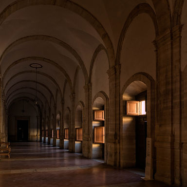 Uno de los pasillos del claustro superior del Monasterio de Uclés (Cuenca). Photoperiplo estuvo allí aprovechando esas luces tan fotogénicas. Es lo nuestro viajar para fotografiar ...